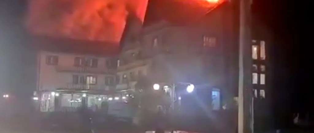 FOTO și VIDEO | Incendiul care a cuprins un hotel din Rupea, stins după o intervenţie care a durat şase ore
