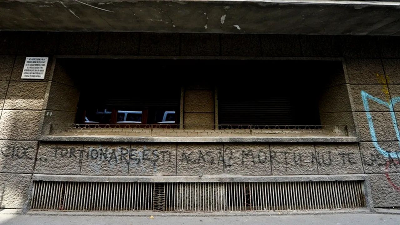 Mesaj pentru torționarul Vișinescu, scris pe blocul lui: „Torționare, ești acasă? Morții nu te lasă