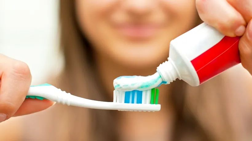 Trei greșeli pe care le faci atunci când te speli pe dinți. Cum le poți corecta