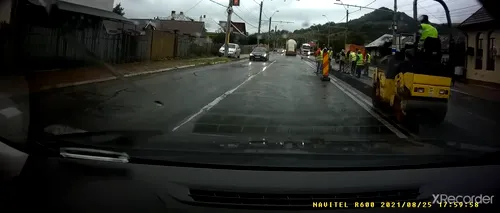 Muncitorii din Piatra Neamț, surprinși în timp ce asfaltează pe ploaie (VIDEO)