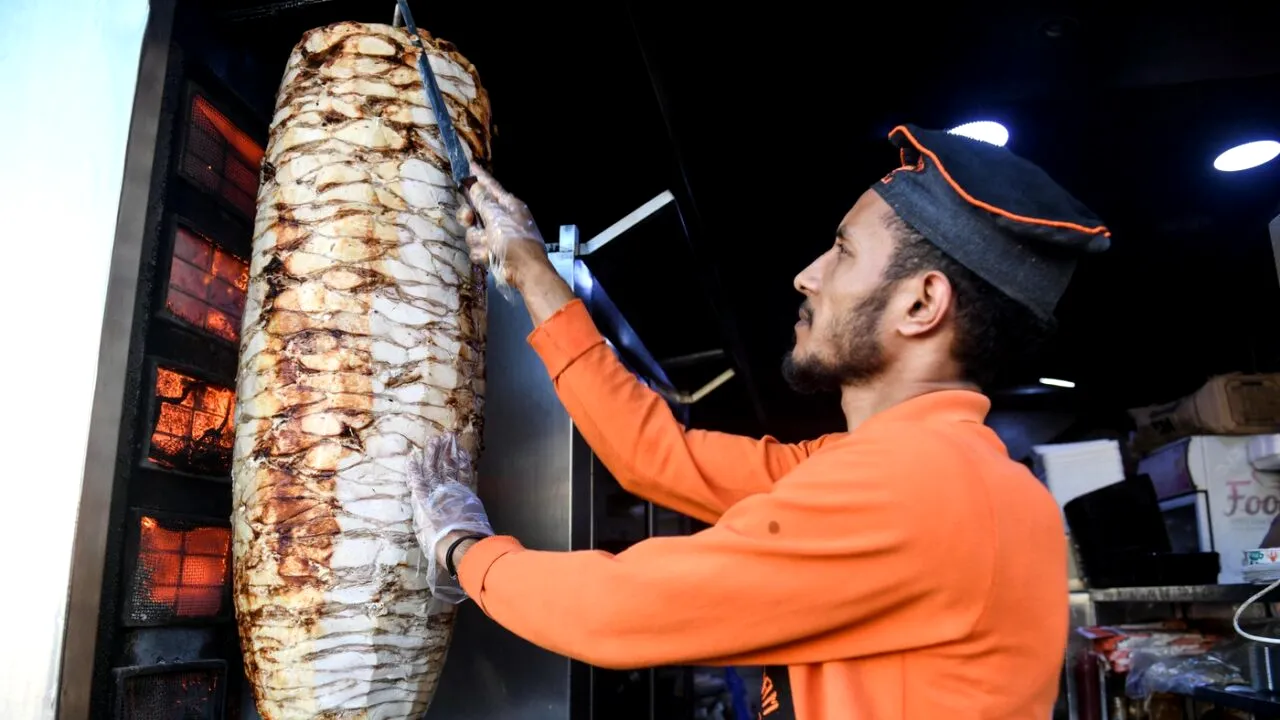 Hoții au ajuns să fure și scaunele din șaormerii. Un proprietar le promite shaorma GRATIS pe viață celor care ajută la prinderea făptașilor