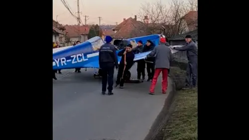 VIDEO | Imagini spectaculoase în Hunedoara. Un mic avion care aterizase forțat pe un teren agricol a fost adus pe roți în satul din apropiere