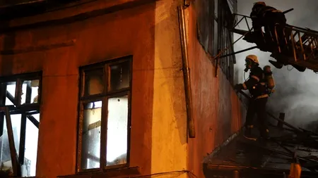 O femeie a murit, iar soțul și fiul ei au fost intoxicați cu fum, după ce casa lor a luat foc