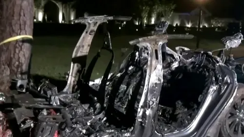 Doi oameni au murit într-un accident cu o mașină electrică Tesla. Unul se afla pe locul pasagerului din dreapta, altul pe bancheta din spate!