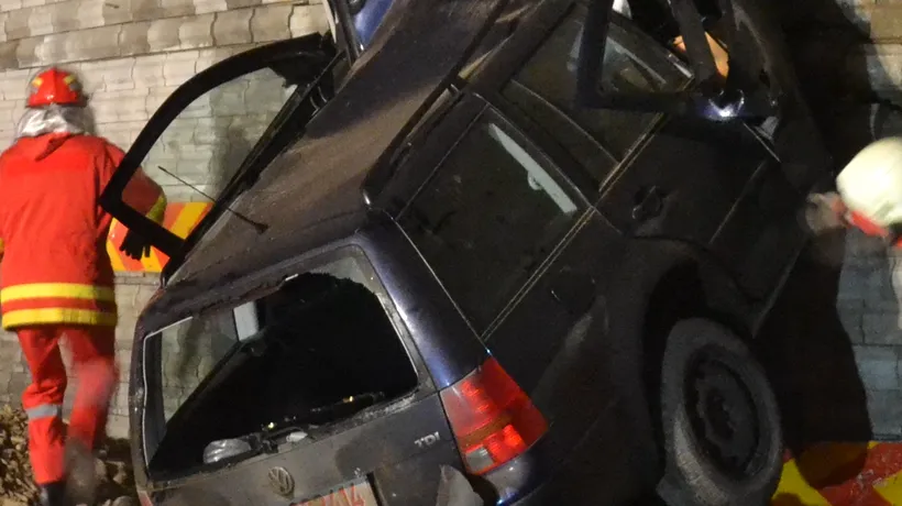 Două persoane au murit în Suceava după ce mașina în care se aflau s-a izbit de zidul unei construcții