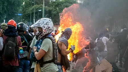 A murit tânărul ars de viu în Venezuela pentru că ar fi fost de partea președintelui Maduro