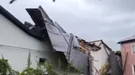 Acoperișul unui bloc din Focșani a fost smuls de vânt și împrăștiat pe două străzi. Construcția a căzut peste mai multe case și mașini