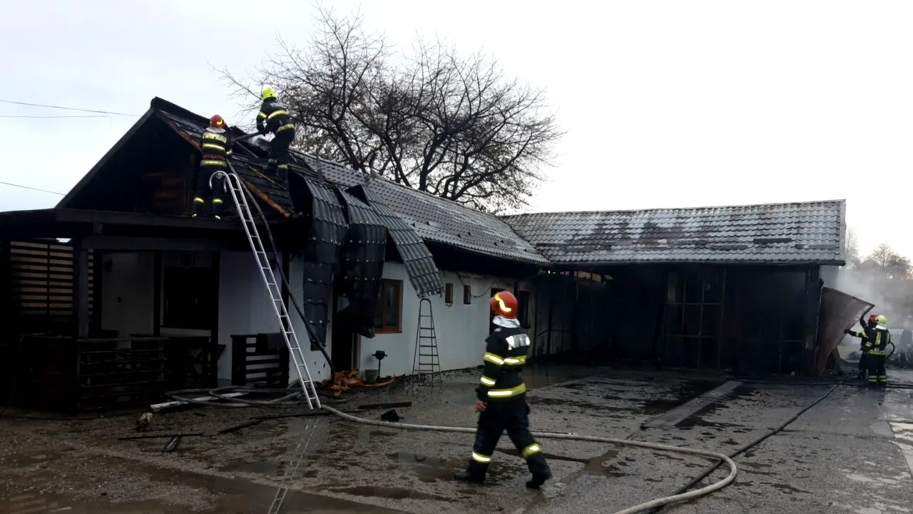 Incendiu devastator în Suceava: O spălătorie și o vulcanizare s-au făcut scrum. Flăcările s-au extins și la un magazin - GALERIE FOTO