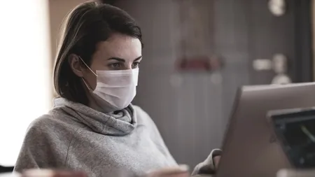 Cum îți dai seama dacă ai gripă sau ești infectat cu COVID-19? Simptomele care te ajută să deosebești gripa sezonieră de coronavirus