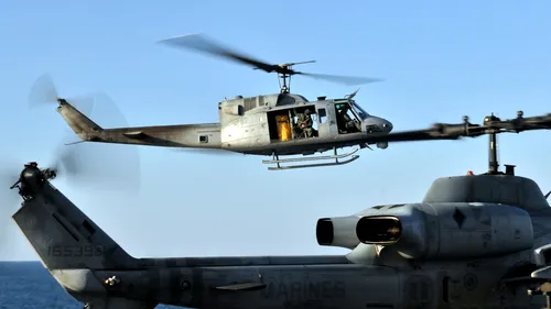 Elicopter militar, atacat de la sol în Statele Unite. Un membru al echipajului a fost rănit, iar FBI anchetează incidentul