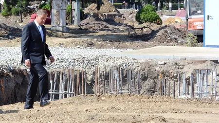 Cât timp îi va lua președintelui Iohannis să parcurgă o sută de metri, pas cu pas?