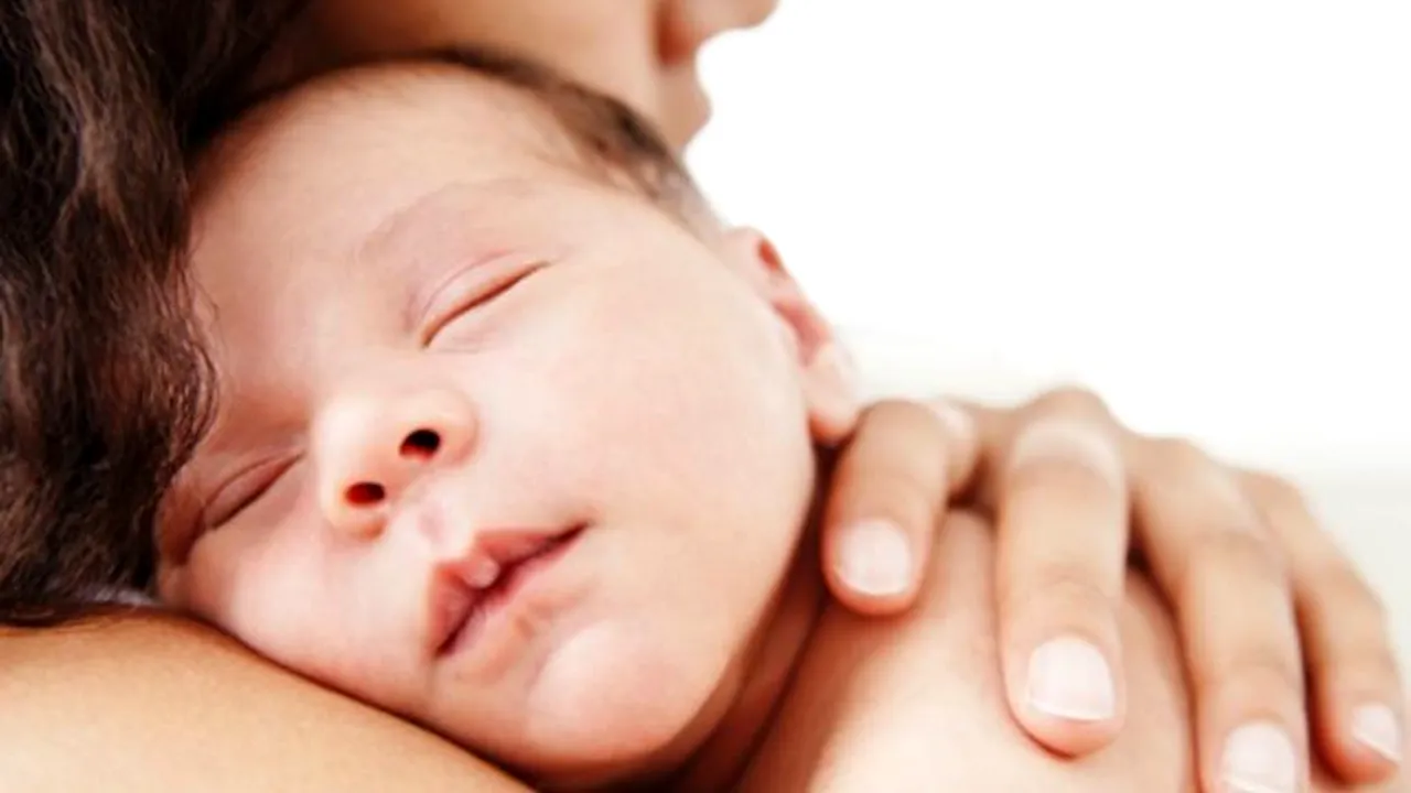 Alimentația corectă a bebelușilor: cât de important este laptele matern și la ce vârstă poate începe consumul de fructe și legume