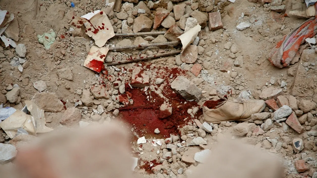 Buzău: Un tânăr a murit, iar un copil de un an este rănit după ce peretele unei case a căzut peste ei