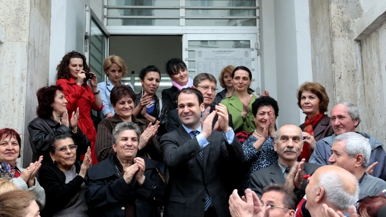 ALEGERI LOCALE 2012: Robert Negoiță promite anvelopări gratuite, scoaterea taxei de gunoi, locuințe ieftine pentru tineri