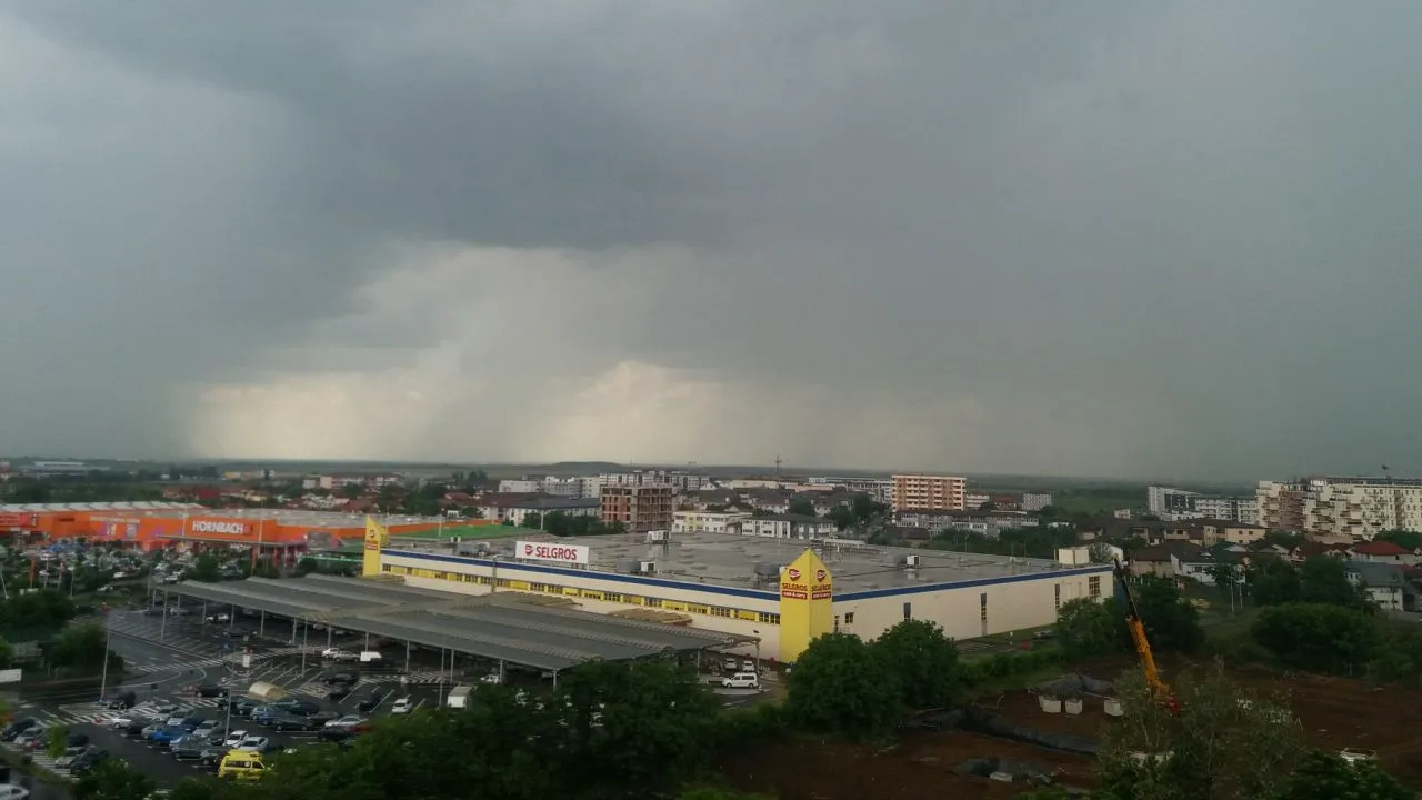 Cod portocaliu și cod galben de ploi abundente, în aproape toată țara, până luni dimineață. Doar cinci județe scapă de avertizările meteo