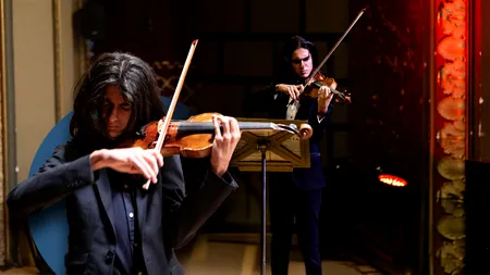 POVESTEA artistului cu muzica în ADN, care face magie cu vioara sa. ”La trei luni am pus prima oară mâna pe acest instrument și a devenit jucăria mea”