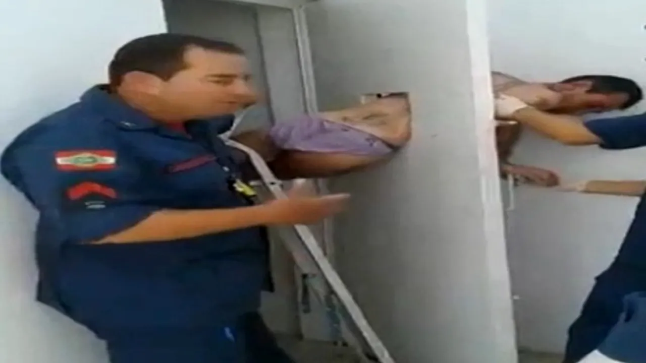 Scene hilare în Brazilia: un deținut care încerca să evadeze a rămas blocat în ușa celulei