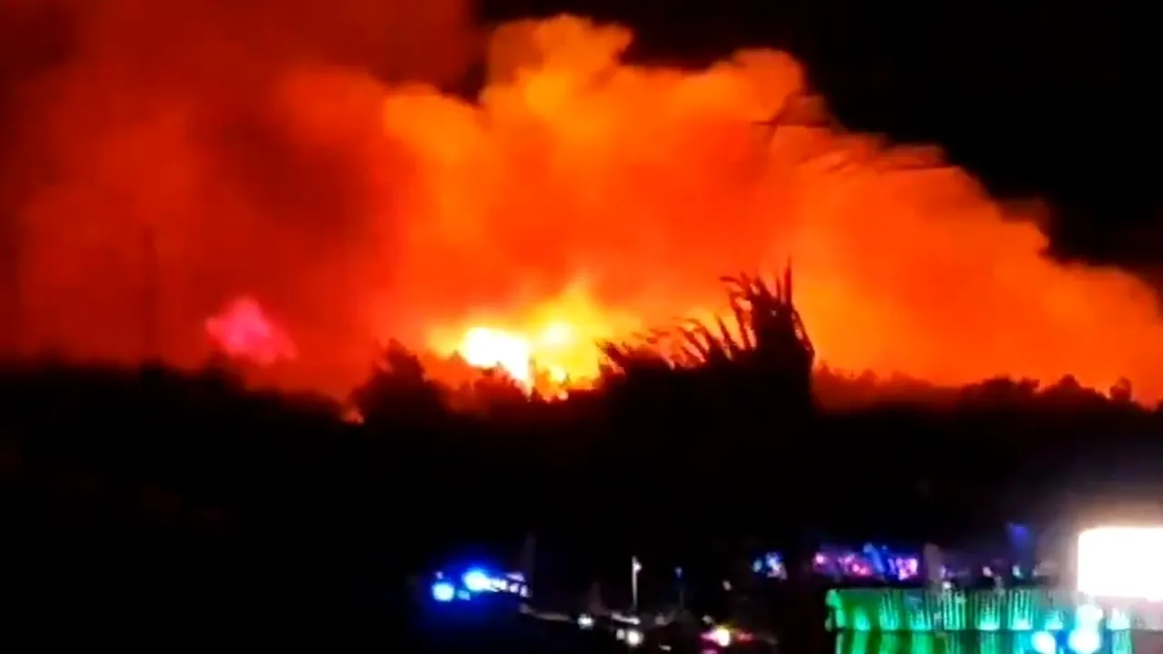 Incendiu masiv la un festival cu mii de oameni: O, Doamne! E haos! - VIDEO 