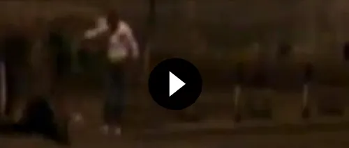 SE ÎNTÂMPLĂ ÎN ROMÂNIA. Un tânăr a fost BĂTUT CU BESTIALITATE în centrul orașului de patru interlopi. VIDEO