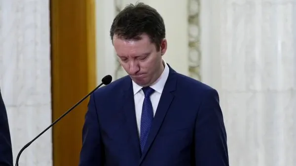 VIDEO | Siegfried Mureșan, prins cu „copiuțe”. Premierul desemnat promite salarii și pensii mai mari, dar nu știe ce valoare au salariul minim și pensia minimă în România. Cum s-a încurcat complet la rata inflației