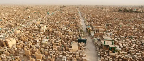 Cel mai mare cimitir din lume devine neîncăpător. Familiile sapă morminte pe poteci sau fură locuri de veci - GALERIE FOTO