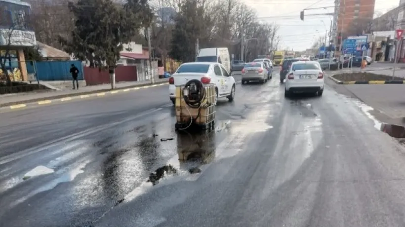Un bărbat din județul Galați a vărsat un recipient plin cu 1.000 de litri de motorină, chiar la ieșirea din benzinărie