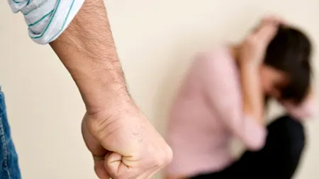 Un agent de vânzări a sunat o clientă și a auzit niște zgomote suspecte. Intervenția acestuia i-a salvat viața