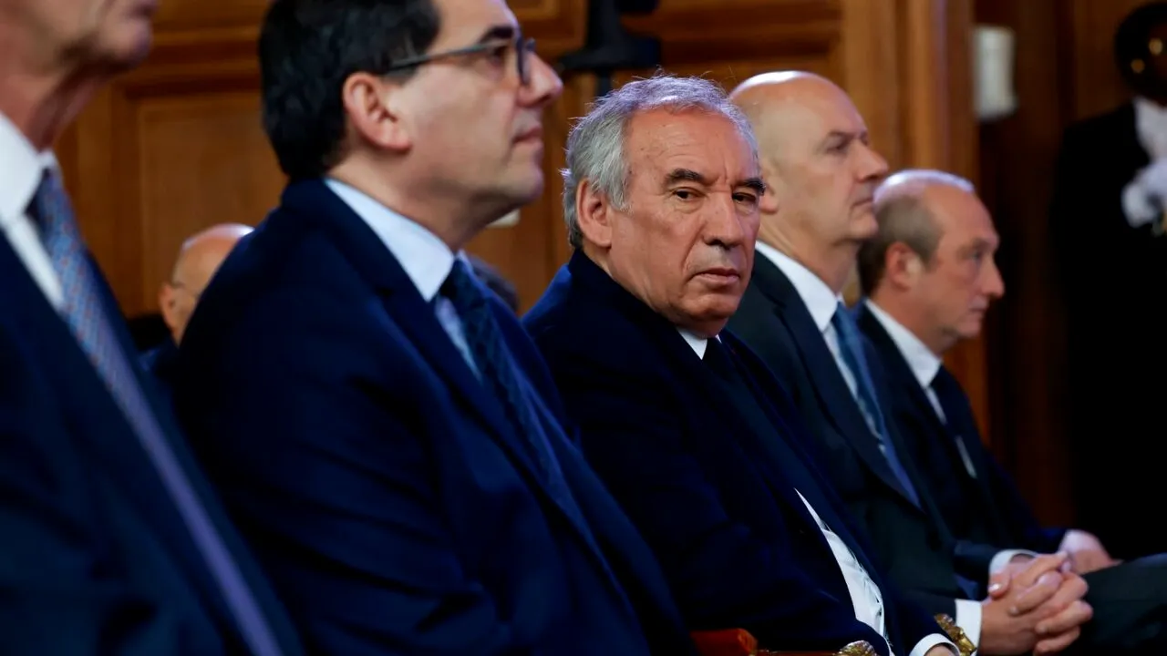 Bugetul 2025 în FRANȚA: Partidul lui Marine Le Pen amenință cu moțiunea de cenzură