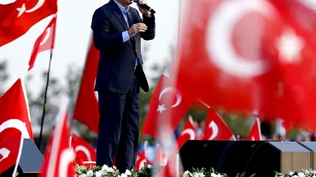 Fotografie cu Erdogan asemănat cu Hitler, proiectată pe ambasada din Berlin
