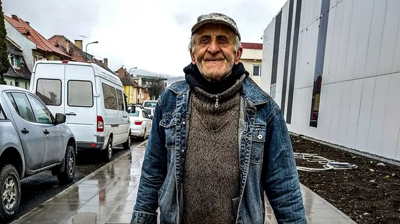 Robert trecea joi dimineață pe bulevardul Titulescu din București, când a zărit ceva interesant la un bătrân. Când a aflat cine era, a rămas uluit: Cerneala ziarului dispare încet-încet de pe anunțuri