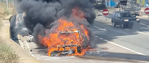 Incendiu spectaculos pe Autostrada Soarelui. Un BMW a fost mistuit de foc în câteva minute. Care a fost cauza
