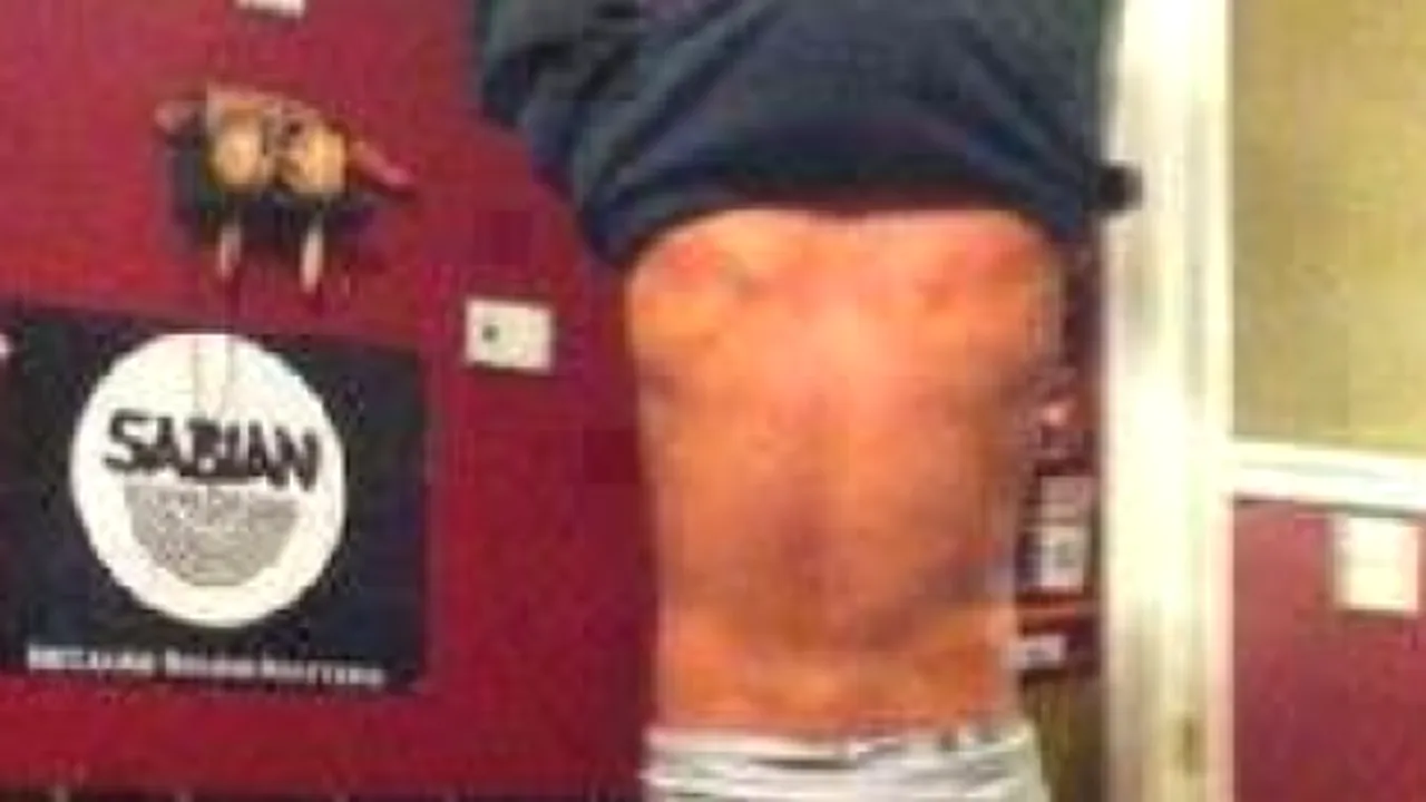 Farsa care a păcălit Internetul. Ce face bărbatul din imagine