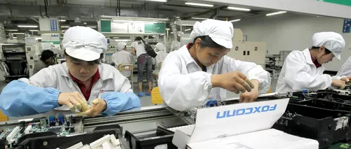 Foxconn, gigantul care produce iPhone-uri, le promite chinezilor bonusuri de 4 ori mai mari numai să lucreze în continuare la fabrica din Zhengzhou