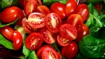 Cum să prepari o salată de roșii sănătoasă și gustoasă. Ce să adaugi pentru o aromă fresh, potrivit regretatului Radu Anton Roman