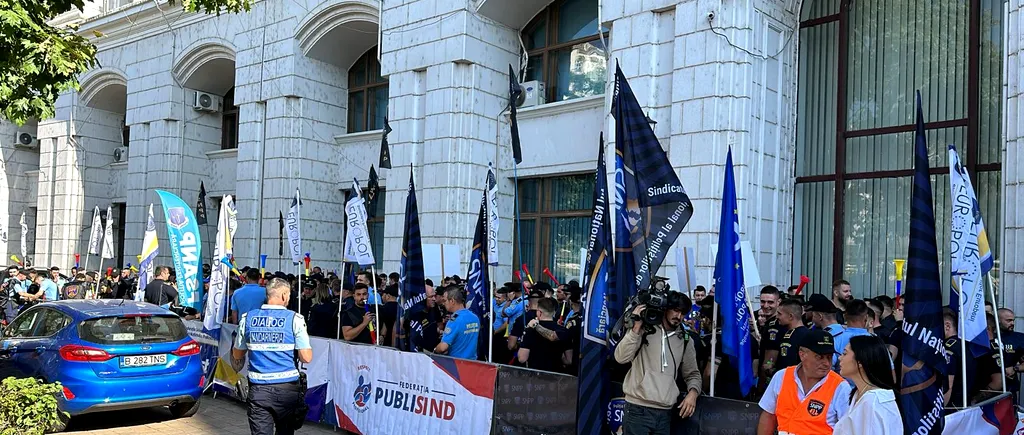 VIDEO | Polițiștii protestează la „ușa” lui Marcel Boloș împotriva măsurilor fiscal-bugetare. Proteste au loc și la Ministerul Muncii