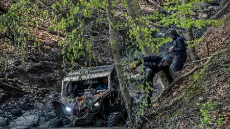 Cine e pilotul care apare în COSTUM în noroaiele de la off-road!