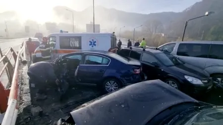 VIDEO | Carambol uriaș la ieșire din Brașov! 15 mașini, printre care și o ambulanță, implicate în accident