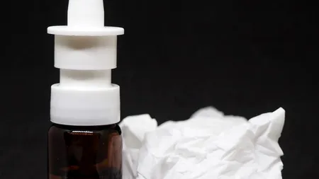 Cercetătorii britanici susțin că au creat un spray nazal care protejează împotriva Covid-19 și chiar împiedică transmiterea virusului