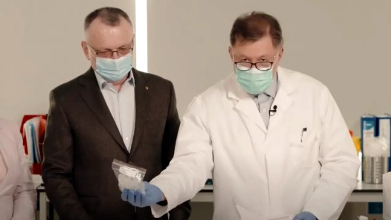 VIDEO| Cum se folosesc testele de salivă în școli. Demonstrațiile făcute de Rafila și Cîmpeanu
