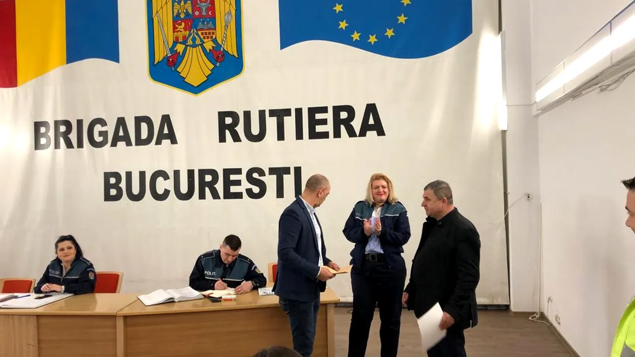 Gest emoționant al unui un polițist rutier, în ultima lui zi de muncă. Toți colegii au început să aplaude!