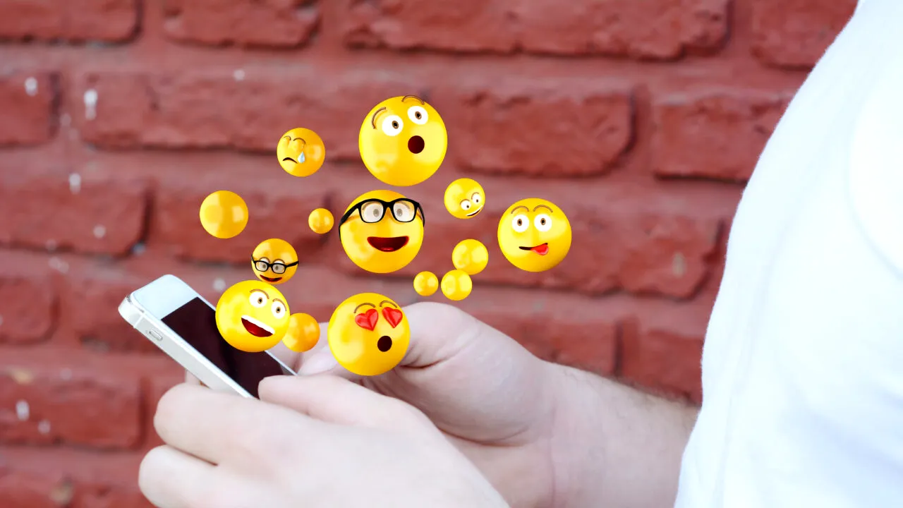 Ce spun psihologii despre persoanele care trimit mereu mesaje cu emoticoane pe WhatsApp