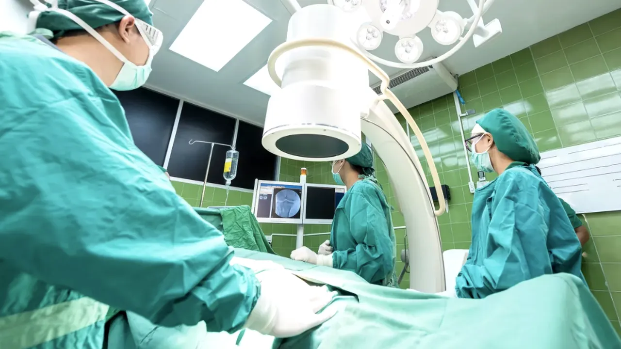 Bolnavii de cancer au acces tot mai greu la tratament din cauza pandemiei. Medic chirurg: „Seamănă a crimă!