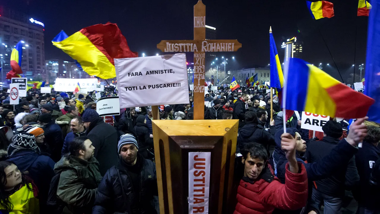 LIVE PROTESTE ZIUA A 5-a.  Peste 150.000 de oameni au protestat în fața Guvernului. Premierul  a anunțat că va abroga OUG 13