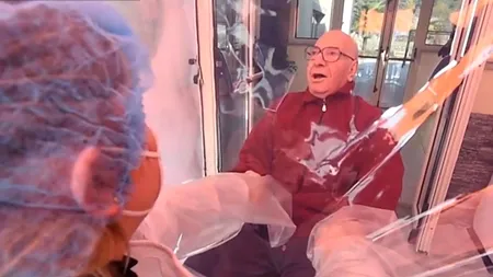 Camera de îmbrățișări, soluția emoționantă găsită în Italia, pentru cei care își vizitează rudele bătrâne la cămin