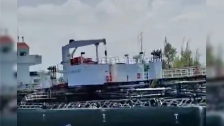 Cum s-a petrecut COLIZIUNEA celor două nave pe canalul Sulina. Parte din tribordul petrolierului MAZU XIAO a fost spulberat
