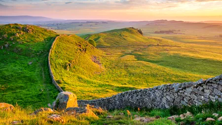 Satul britanic încremenit în timp, la malul Mării Nordului. Turiștii rămân uimiți de ruinele unei fortărețe din 1313