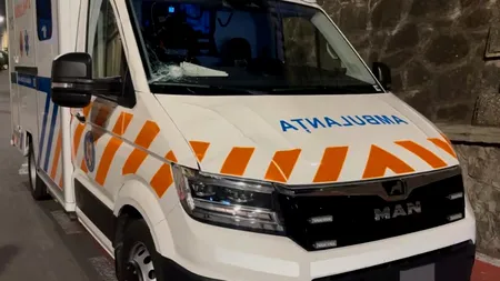 O ambulanţă a fost atacată cu topoare și pietre la Cluj după ce într-un clip de pe TikTok s-a spus că ”fură copii”