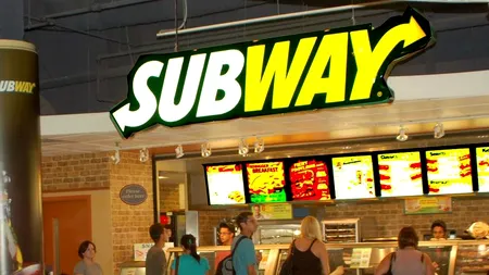 REACȚIA unui manager de la Subway, după ce o angajată a hrănit un om al străzii