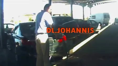 Cum răspunde Klaus Iohannis când este claxonat în parcarea unui supermarket