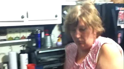 Un fiu de coșmar. Și-a filmat mama în timpul unei crize de somnambulism și a postat imaginile pe net. VIDEO